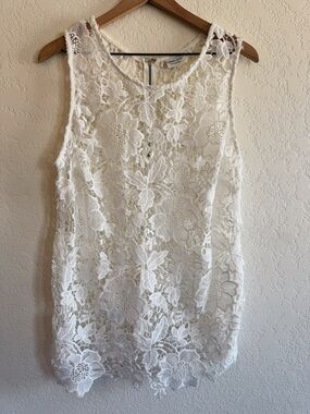 Urban Girl | crochet lace white floral tank | M